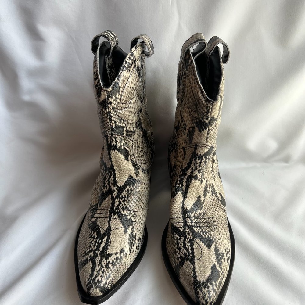 NEW! SCHUTZ ZACHY BOOTS SIZE 8.5